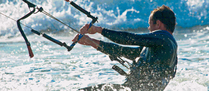 Kitesurfer in den Wellen von Tarifa