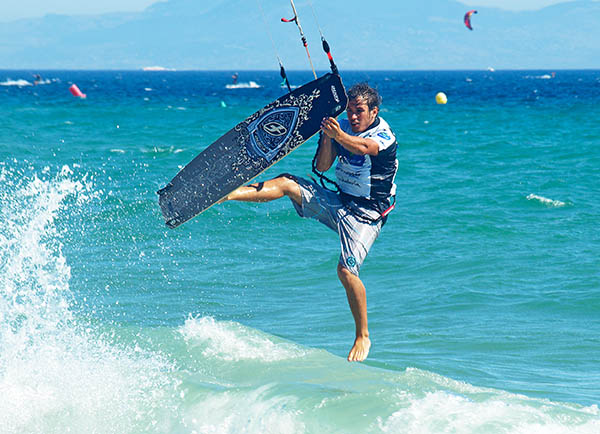 Kitesurfer durante un campeonato de Kitesurf en Tarifa