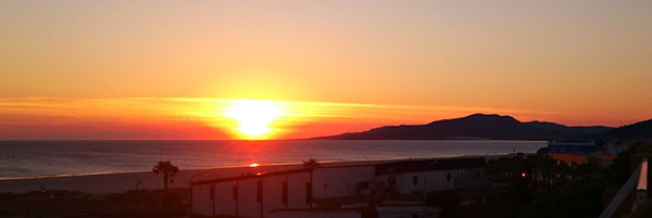 Vista de una puesta de sol desde la terraza del apartamento